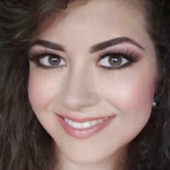 Meet Your Posh Ambassador! ❤ - Picture 1 of 4